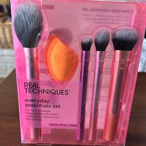 Real Techniques Everyday Essentials Set - Pink and Orange Brushes